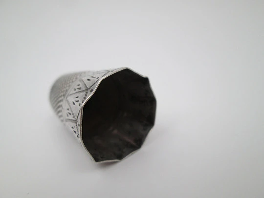 Sewing thimble. Sterling silver. Geometric chiseled. Decagonal edge. Spain. 1950's