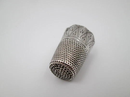 Sewing thimble. Sterling silver. Geometric chiseled. Decagonal edge. Spain. 1950's