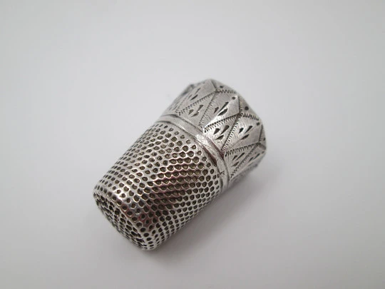 Sewing thimble. Sterling silver. Geometric chiseled. Decagonal edge. Spain. 1950's