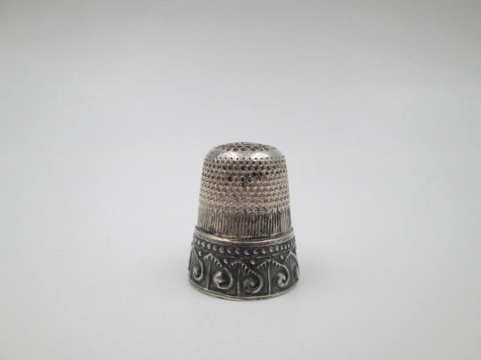 Sewing thimble. Sterling silver. Geometric motifs. Golden inside. Europe. 1960's