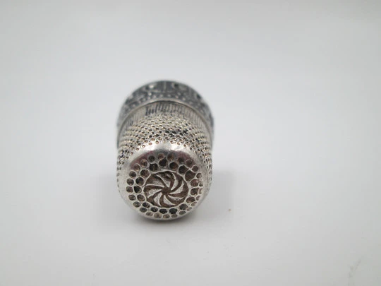 Sewing thimble. Sterling silver. Geometric motifs. Golden inside. Europe. 1960's