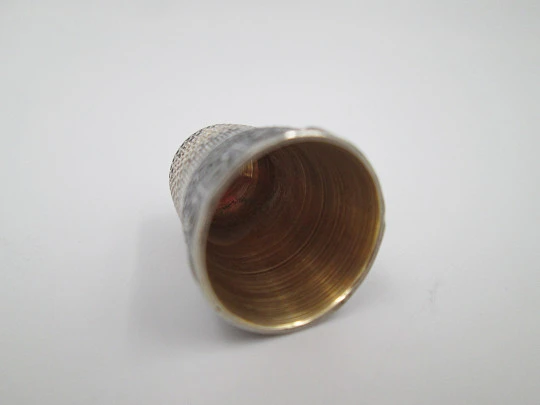 Sewing thimble. Sterling silver. Geometric motifs. Golden inside. Europe. 1960's