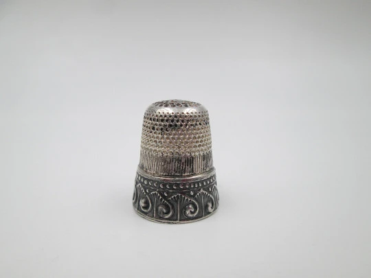 Sewing thimble. Sterling silver. Geometric motifs. Golden inside. Europe. 1960's