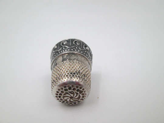 Sewing thimble. Sterling silver. Geometric motifs. Golden inside. Europe. 1960's