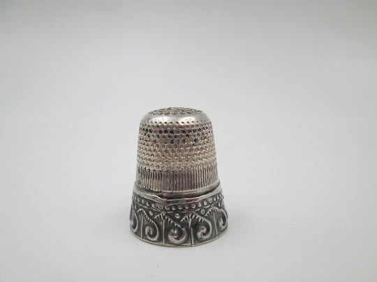 Sewing thimble. Sterling silver. Geometric motifs. Golden inside. Europe. 1960's