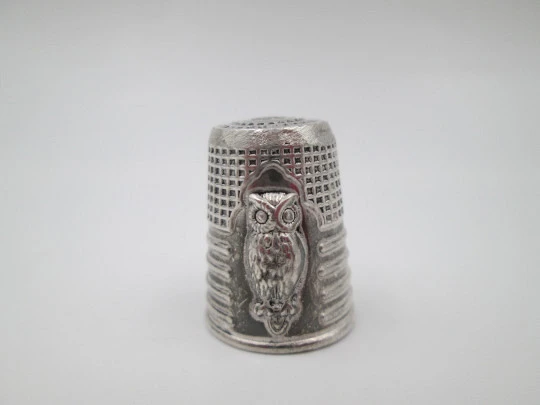 Sewing thimble. Sterling silver. High-relief owl motif. Geometric pattern. Europe. 1960's