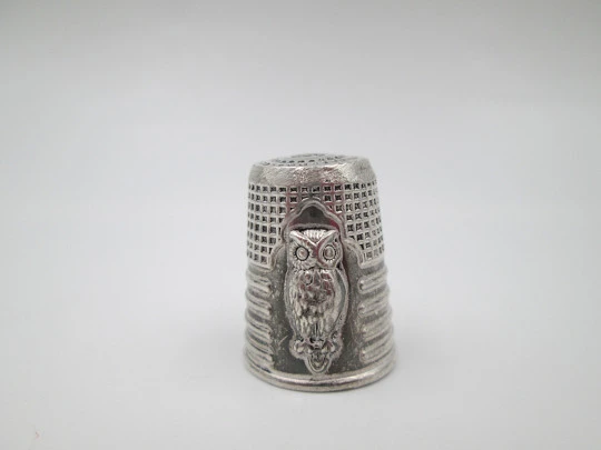 Sewing thimble. Sterling silver. High-relief owl motif. Geometric pattern. Europe. 1960's
