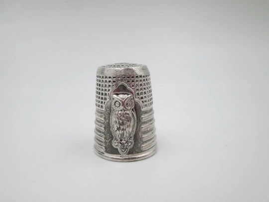 Sewing thimble. Sterling silver. High-relief owl motif. Geometric pattern. Europe. 1960's