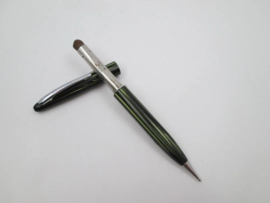 Sheaffer 250. Celuloide estriado marmolizado y detalles niquelados. Giratorio. 1940. EEUU