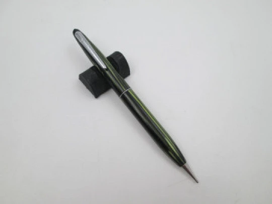 Sheaffer 250. Green striated celluloid and nickel plated trims. Twist system. 1940's. USA