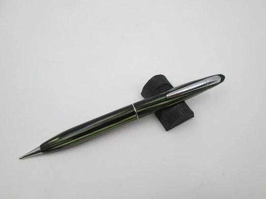 Sheaffer 250. Green striated celluloid and nickel plated trims. Twist system. 1940's. USA