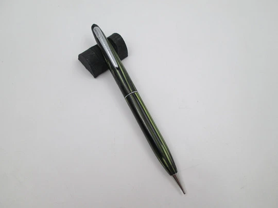 Sheaffer 250. Green striated celluloid and nickel plated trims. Twist system. 1940's. USA