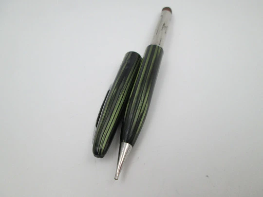 Sheaffer 250. Green striated celluloid and nickel plated trims. Twist system. 1940's. USA