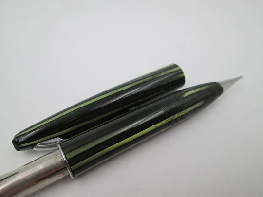 Sheaffer 250. Green striated celluloid and nickel plated trims. Twist system. 1940's. USA