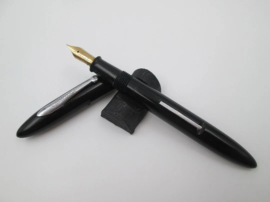 Sheaffer Balance 3-25. Celuloide negro y detalles plateados. Plumín 14k. 1930