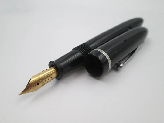 Sheaffer Balance 3-25. Celuloide negro y detalles plateados. Plumín 14k. 1930