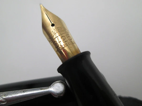 Sheaffer Balance 3-25. Celuloide negro y detalles plateados. Plumín 14k. 1930