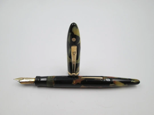 Sheaffer Balance Lifetime. Black and pearl celluloid. 1930's. Lever filler