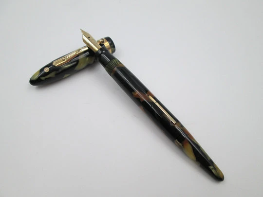 Sheaffer Balance Lifetime. Black and pearl celluloid. 1930's. Lever filler