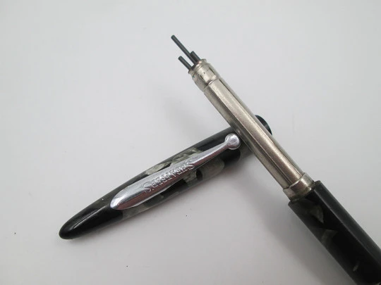 Sheaffer Balance. Celuloide marmolizado y detalles plateados. Giratorio. Clip bola. 1930