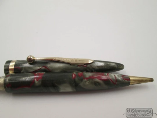 Sheaffer Balance. Grey and red celluloid. 1930's. Gold-plated. USA