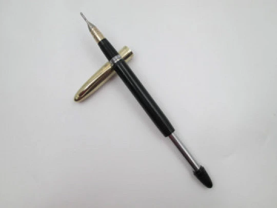 Sheaffer Crest Deluxe snorkel. Capuchón chapado oro y cuerpo plástico negro. 1950