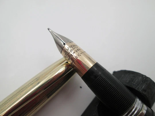 Sheaffer Crest Deluxe snorkel. Capuchón chapado oro y cuerpo plástico negro. 1950