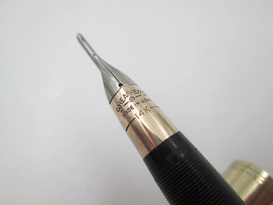 Sheaffer Crest Deluxe snorkel. Capuchón chapado oro y cuerpo plástico negro. 1950