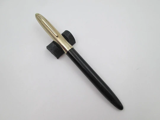 Sheaffer Crest Deluxe snorkel. Capuchón chapado oro y cuerpo plástico negro. 1950