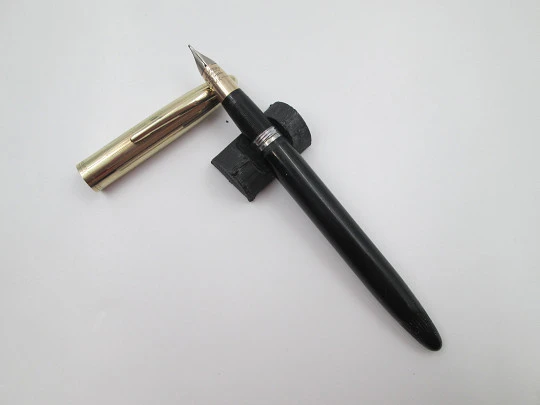 Sheaffer Crest Deluxe snorkel. Capuchón chapado oro y cuerpo plástico negro. 1950