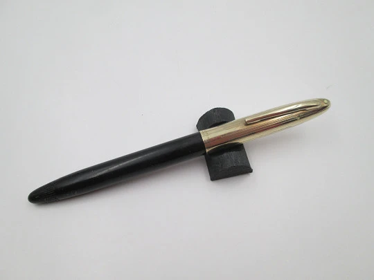 Sheaffer Crest Deluxe snorkel. Capuchón chapado oro y cuerpo plástico negro. 1950