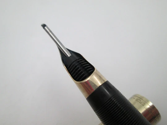 Sheaffer Crest Deluxe snorkel. Gold plated cap and black plastic barrel. 1950's. USA