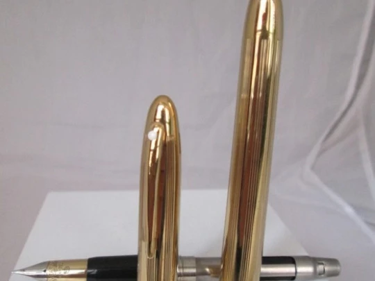 Sheaffer Crest. 1990. Aerométrica. Metal chapado oro 23K. Plumín 18K