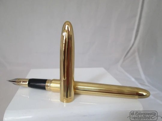 Sheaffer Crest. 1990. Aerométrica. Metal chapado oro 23K. Plumín 18K