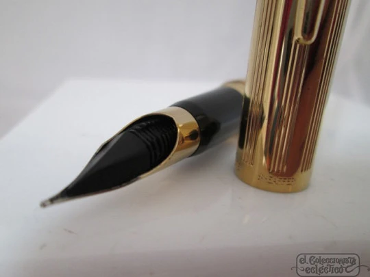 Sheaffer Crest. 1990. Aerométrica. Metal chapado oro 23K. Plumín 18K