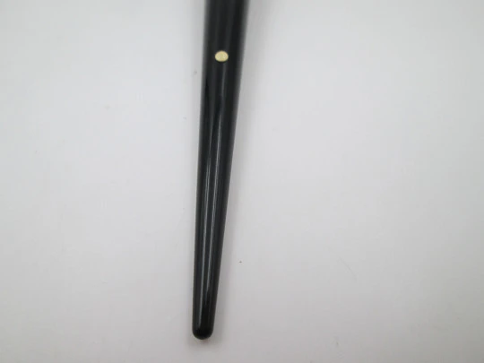 Sheaffer desk fountain pen. Black plastic. 14 karat gold inlaid nib. 1950's. USA