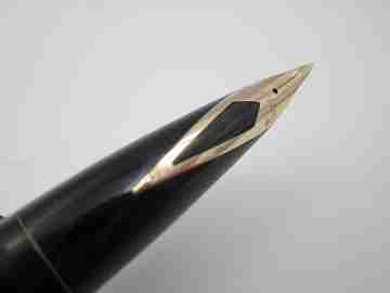 Sheaffer desk fountain pen. Black plastic. 14 karat gold inlaid nib. 1950's. USA