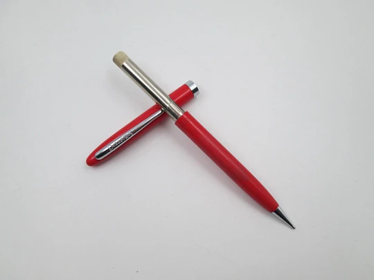 Sheaffer Fineline. Plástico rojo y detalles metal plateado. Sistema de giro. 1950. Caja minas