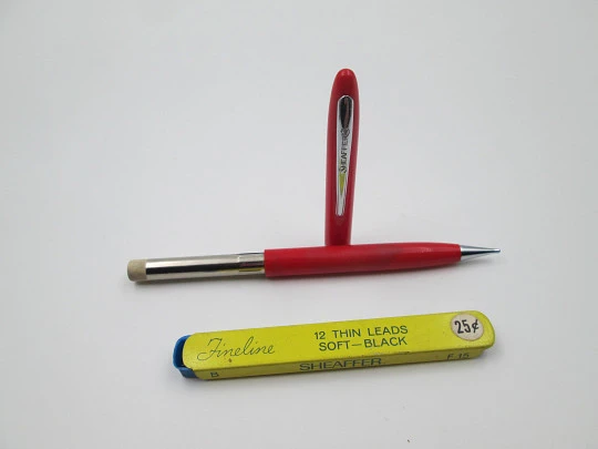 Sheaffer Fineline. Plástico rojo y detalles metal plateado. Sistema de giro. 1950. Caja minas