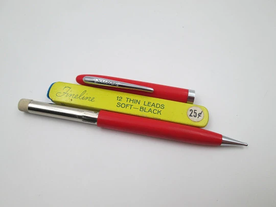 Sheaffer Fineline. Plástico rojo y detalles metal plateado. Sistema de giro. 1950. Caja minas