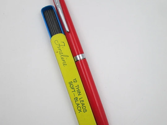 Sheaffer Fineline. Plástico rojo y detalles metal plateado. Sistema de giro. 1950. Caja minas