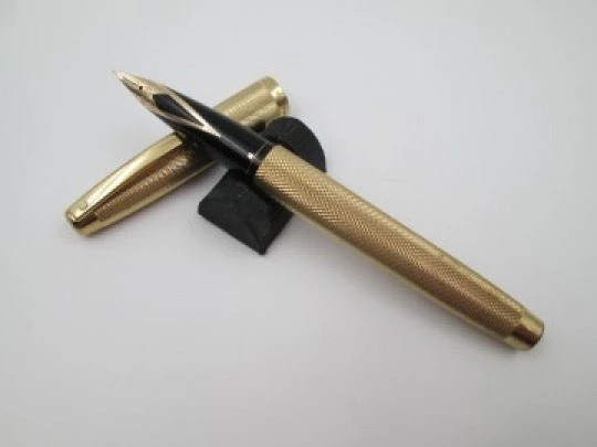 Sheaffer Imperial 827 fountain pen. 23k gold electroplated. Barleycorn. 1975's