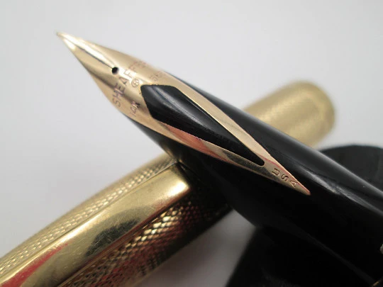 Sheaffer Imperial 827 fountain pen. 23k gold electroplated. Barleycorn. 1975's