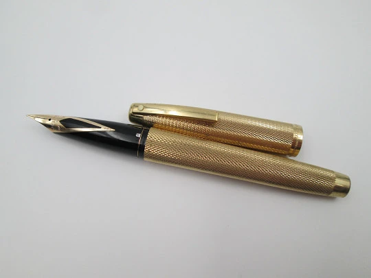 Sheaffer Imperial 827 fountain pen. 23k gold electroplated. Barleycorn. 1975's