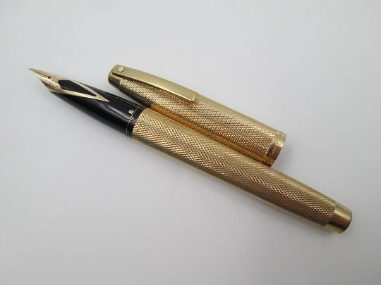 Sheaffer Imperial 827 fountain pen. 23k gold electroplated. Barleycorn. 1975's