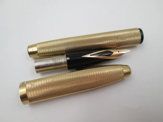 Sheaffer Imperial 827 fountain pen. 23k gold electroplated. Barleycorn. 1975's