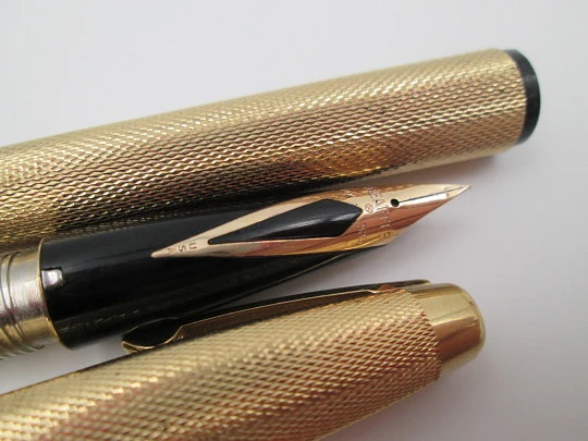 Sheaffer Imperial 827 fountain pen. 23k gold electroplated. Barleycorn. 1975's