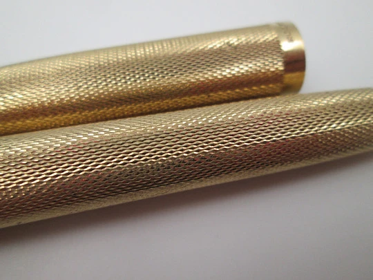 Sheaffer Imperial 827 fountain pen. 23k gold electroplated. Barleycorn. 1975's