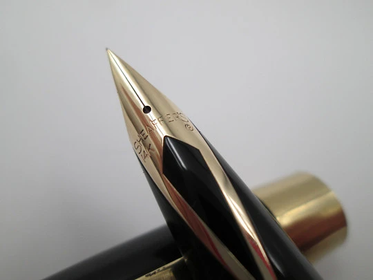 Sheaffer Imperial IV. Black plastic & gold plated. Touchdown filling. 1960's