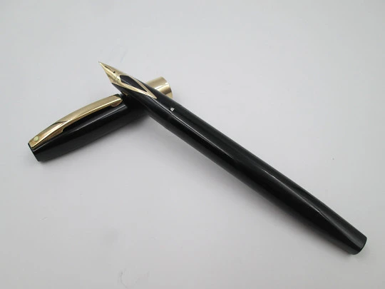 Sheaffer Imperial IV. Black plastic & gold plated. Touchdown filling. 1960's. USA